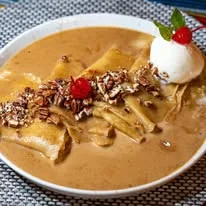 Crepas de postre con helado