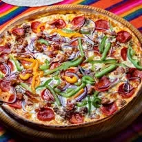 Pizza con vegetales y carnes
