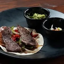 Tacos de carne con guarniciones